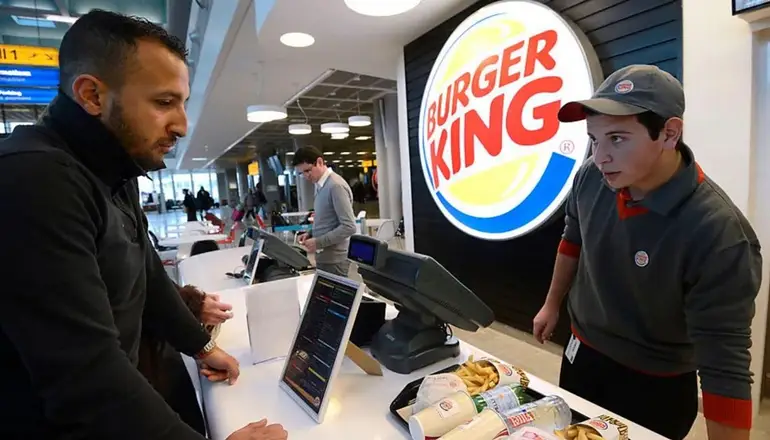 Empleado de Burger atendiendo